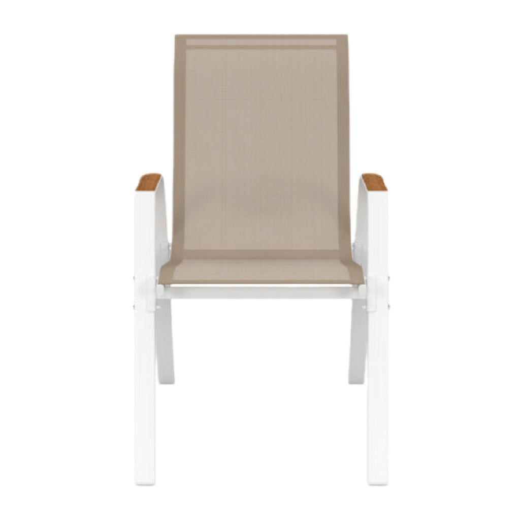 Sedia da giardino in alluminio bianco con braccioli in legno e tessuto resistente.